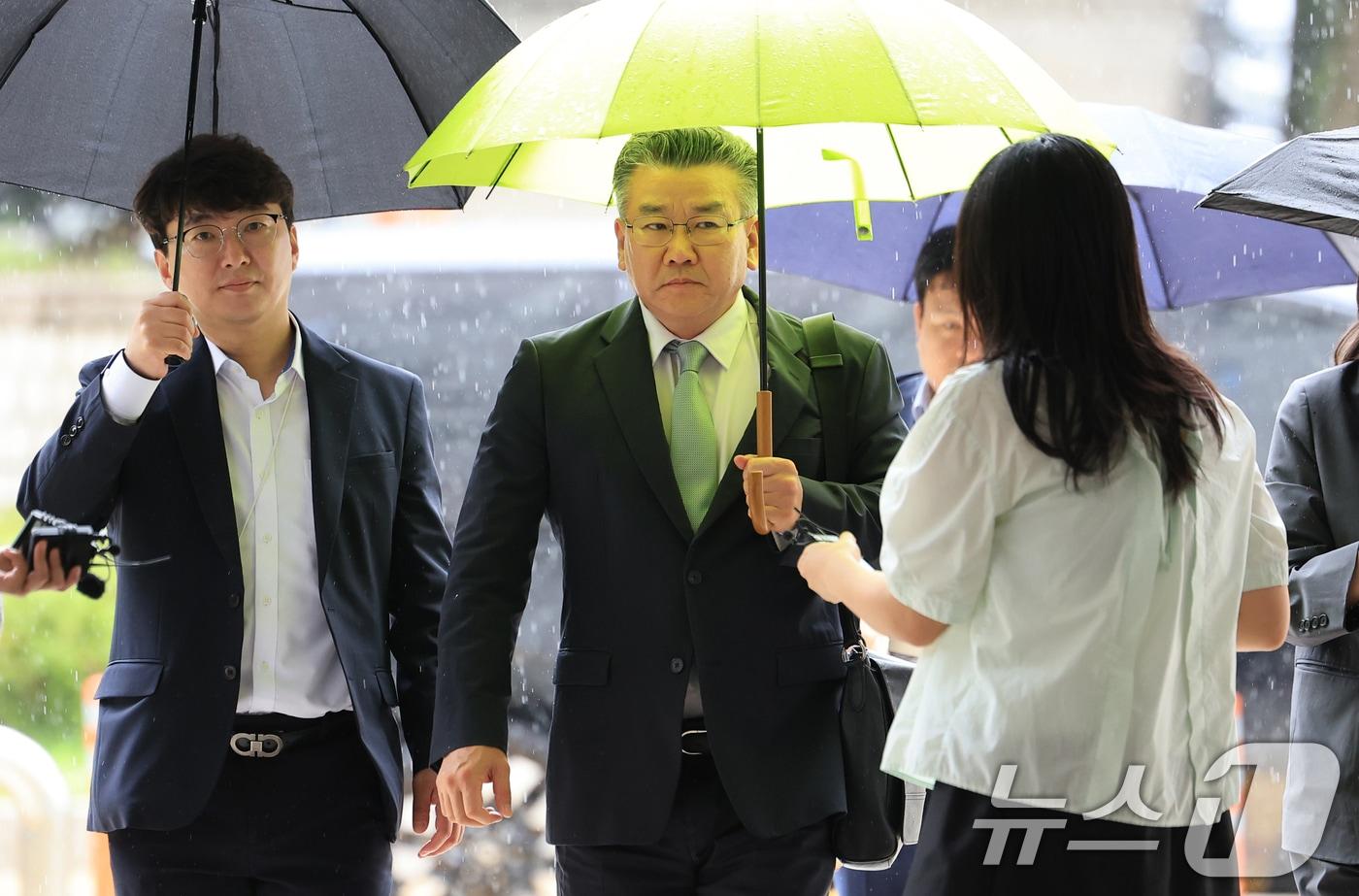 본문 이미지 - 대통령 관저 이전 공사 과정을 부실 감사하고 서류를 조작한 혐의를 받는 유병호 전 감사원 사무총장이 20일 서울 서초구 서울중앙지법에서 열린 구속 전 피의자 심문(영장실질심사)에 출석하고 있다. ⓒ 뉴스1 이호윤 기자