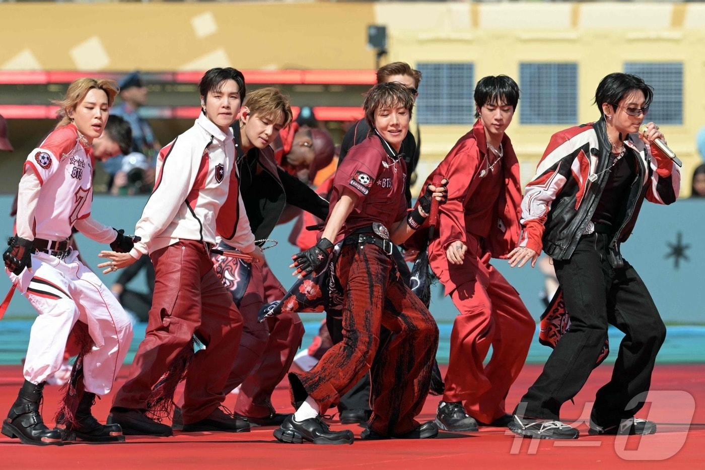 본문 이미지 - 월드컵 결승전 하프타임쇼에 오른 방탄소년단 ⓒ AFP=뉴스1