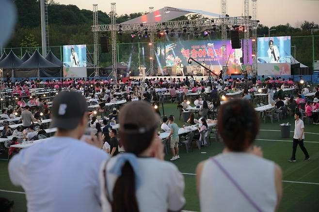 본문 이미지 -  2025년 세종복숭아축제 피치비어나잇 자료사진. (세종시 제공. 재판매 및 DB 금지)