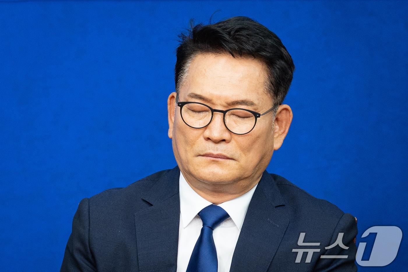 본문 이미지 - 송영길 더불어민주당 당대표 후보가 20일 서울 여의도 국회에서 열린 공명선거 실천 서약식에 참석해 눈을 감고 있다. 2026.7.20 ⓒ 뉴스1 유승관 기자