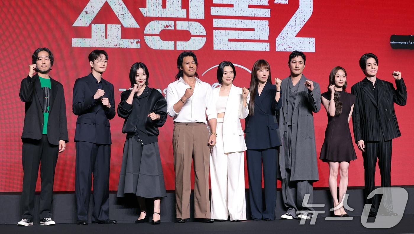 본문 이미지 - 이권 감독(왼쪽부터)과 배우 오카다 마사키, 현리, 김민, 정윤하, 금해나, 조한선, 김혜준, 이동욱이 20일 서울 영등포구 콘래드 서울 호텔에서 열린 디즈니+ 오리지널 시리즈 '킬러들의 쇼핑몰 시즌2' 제작발표회에서 포즈를 취하고 있다. '킬러들의 쇼핑몰 시즌2'는 혹독한 인수인계를 마치고 쇼핑몰 머더헬프의 새로운 대표가 된 지안이 살아 돌아온 진만과 함께 글로벌 세력 바빌론에 맞서 본격적인 반격을 펼치는 스타일리시 액션 시리즈다. 2026.7.20 ⓒ 뉴스1 권현진 기자