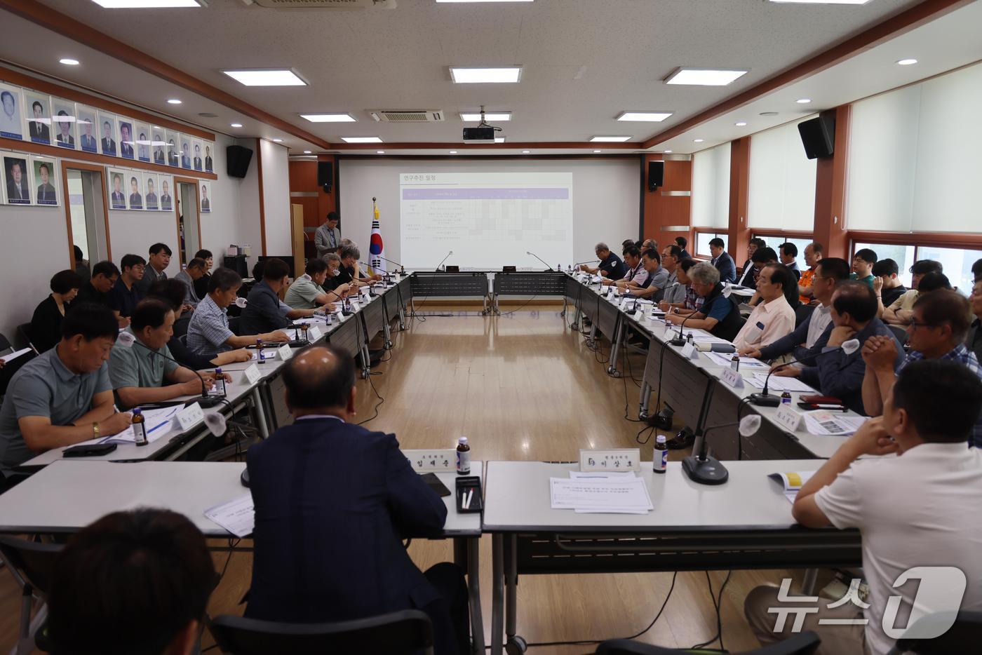 본문 이미지 -  지난해 단양지역에서 열린 시멘트공장 주변 주민 건강영향조사 주민설명회. (단양군 제공. 재판매 및 DB금지)/뉴스1  
