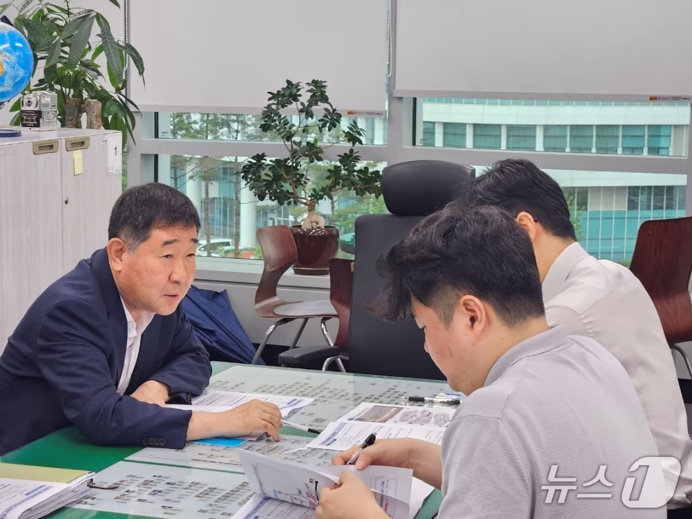 본문 이미지 - 국토부를 찾아 CTX증평역 연장 요청하는 이재영 증평군수.(증평군 제공. 재판매 및 DB금지)/뉴스1