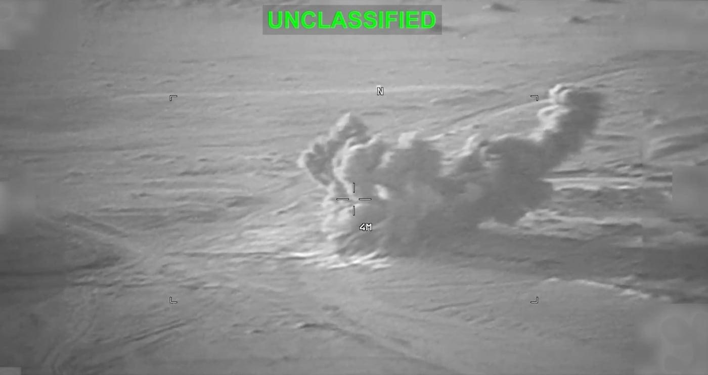 본문 이미지 - 미군 중부사령부(CENTCOM)가 19일(현지시간) 공개한 이란 공습 영상에서 폭발과 함께 연기가 치솟고 있다. (출처=미 중부사령부 엑스(X) 계정) 2026.07.20.