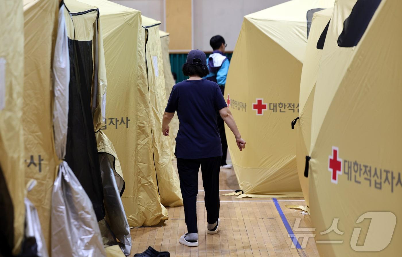 본문 이미지 - 20일 인천 서해구 신현동 신현초등학교 체육관에 마련된 쿠팡 물류센터 화재 임시 대피소에서 시민들이 설치된 임시 텐트에서 휴식을 취하고 있다. 지난 18일 오전 6시 54분쯤 발생한 화재는 50시간 넘게 꺼지지 않고 있다. 2026.7.20 ⓒ 뉴스1 김진환 기자