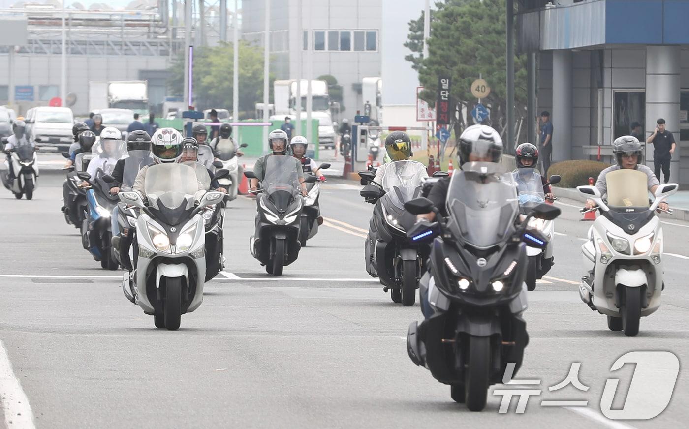 본문 이미지 - 20일 오전 현대자동차 울산공장 명촌정문에서 오전조 근로자들이 퇴근을 하고 있다. 2026.7.20 ⓒ 뉴스1 조민주 기자
