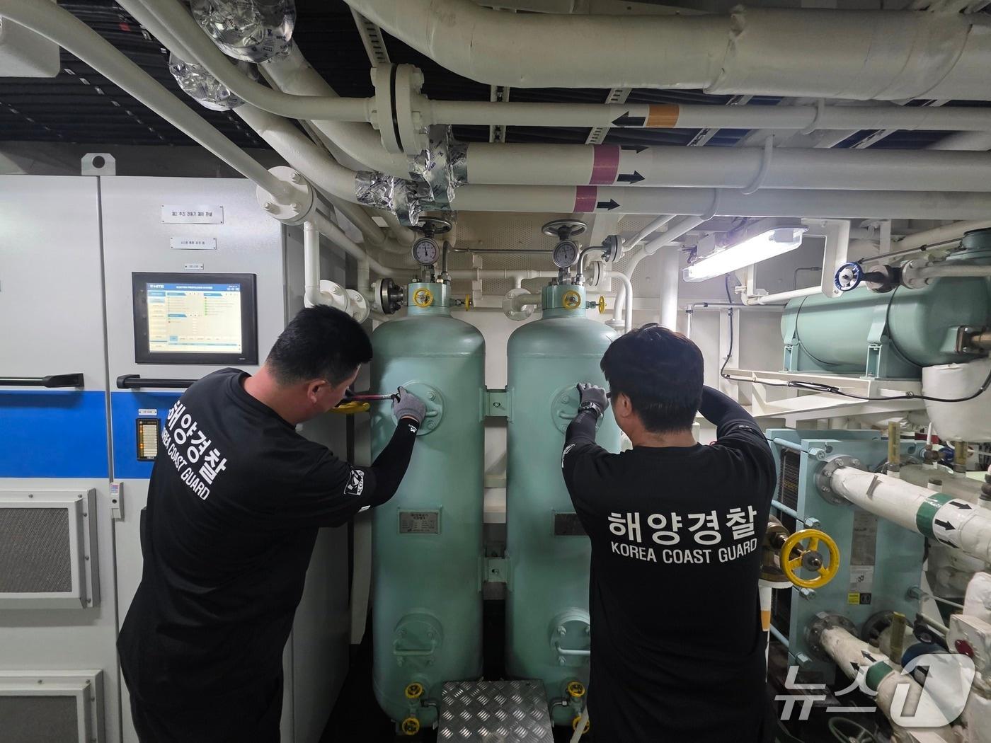 본문 이미지 - 동해해경청, 성수기 경비함정 고압용기 특별 안전점검 실시.(동해해경청 제공, 재판매 및 DB 금지) 2026.7.20/뉴스1
