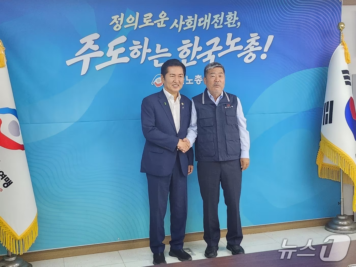 본문 이미지 - 정청래 전 더불어민주당 대표(왼쪽)와 김동명 한국노총 위원장이 20일 서울 영등포구 한국노총에서 간담회에 앞서 기념촬영을 하고 있다. 2026.7.20 ⓒ 뉴스1 장성희 기자