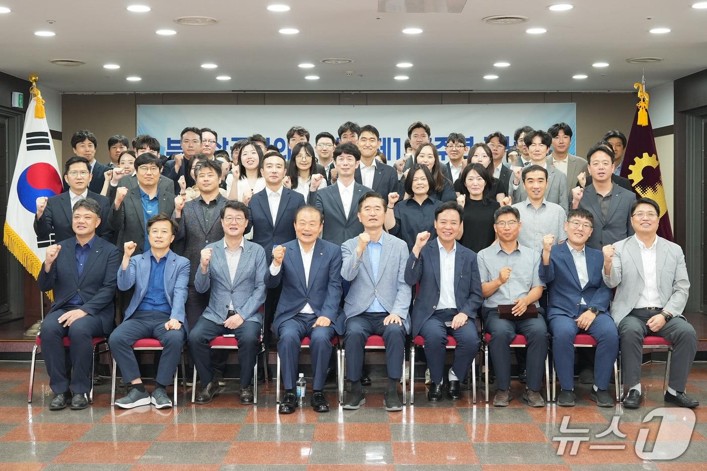 본문 이미지 - 부산상공회의소 창립 137주년 기념식 이후 양재생 부산상의 회장(맨 앞줄 왼쪽 네번째) 및 관계자들이 기념촬영을 하는 모습 (부산상의 제공. 재판매 및 DB금지)