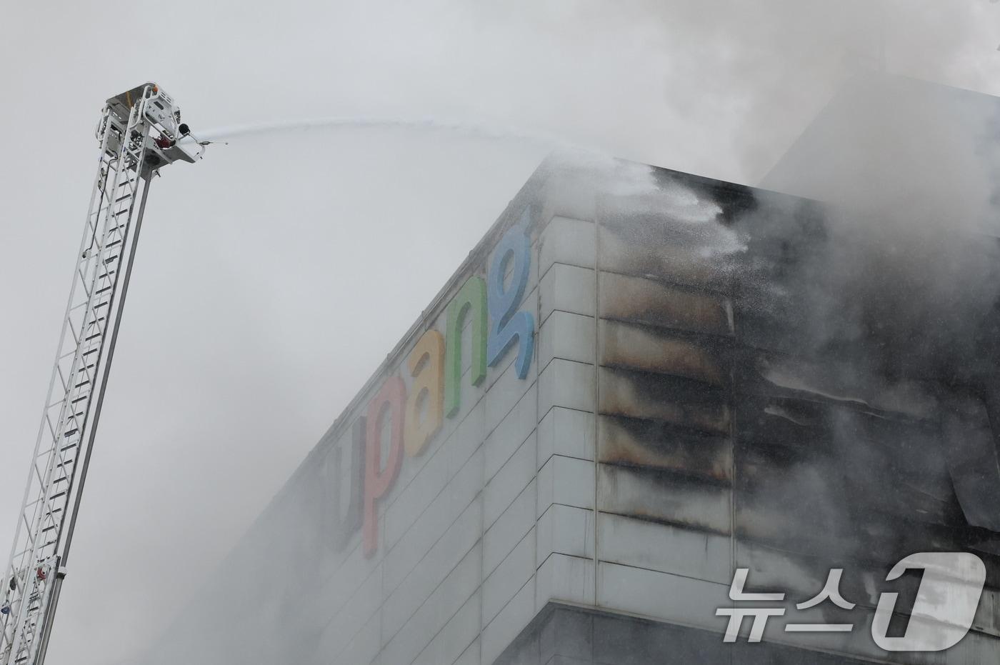 본문 이미지 - 20일 인천 서해구 석남동 쿠팡32물류센터에서 화재가 발생해 소방당국이 진압을 하고 있다. 지난 18일 오전로6시 54분쯤 발생한 화재는 50시간 넘게 꺼지지 않고 있다. 2026.7.20 ⓒ 뉴스1 김진환 기자
