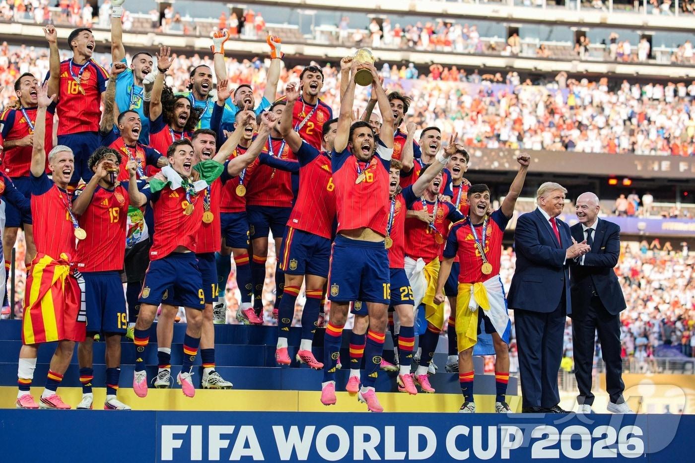 본문 이미지 - 19일(현지시간) 미국 뉴저지 스타디움에서 열린 2026 FIFA 월드컵 결승전 스페인과 아르헨티나의 경기를 마치고 우승을 차지한 스페인 선수들 세레모니 옆으로 도널드 트럼프 미국 대통령이 자리하고 있다. ⓒ AFP=뉴스1