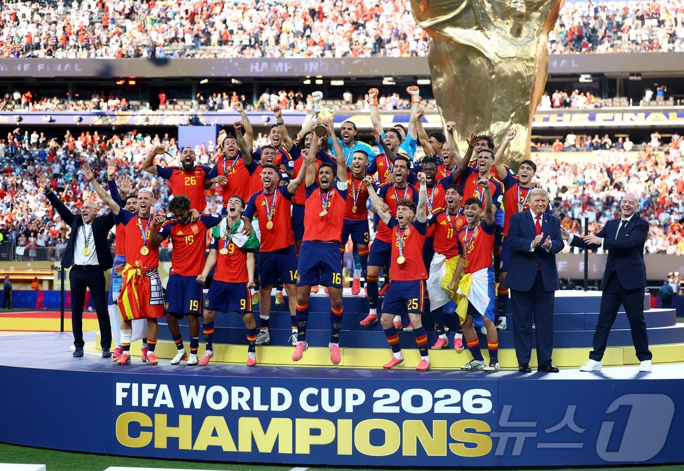 본문 이미지 - 19일(현지시간) 미국 뉴저지 스타디움에서 열린 2026 FIFA 월드컵 결승전 스페인과 아르헨티나의 경기를 마치고 우승을 차지한 스페인 선수들 세레모니 옆으로 도널드 트럼프 미국 대통령이 자리하고 있다. ⓒ 로이터=뉴스1