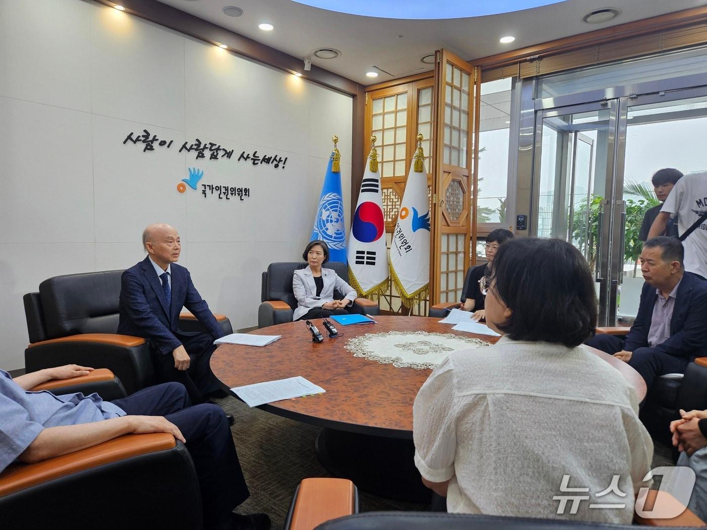 본문 이미지 - 이숙진·오영근 상임위원과 조숙현·소라미·김민문정·오영근 비상임위원이 국가인권위원회(인권위) 접견실에 항의 방문해 안창호 인권위원장을 만나고 있는 모습. 2026.7.20 ⓒ 뉴스1 유채연 기자