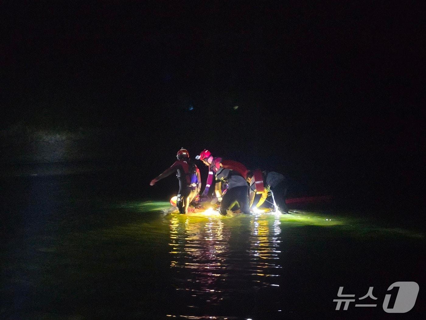 본문 이미지 - 20일 오후 10시 35분께 부안군 하섬 인근 해상에서 갯골에 빠진 60대를 해경이 구조했다.(부안해경 제공. 재판매 및 DB금지)