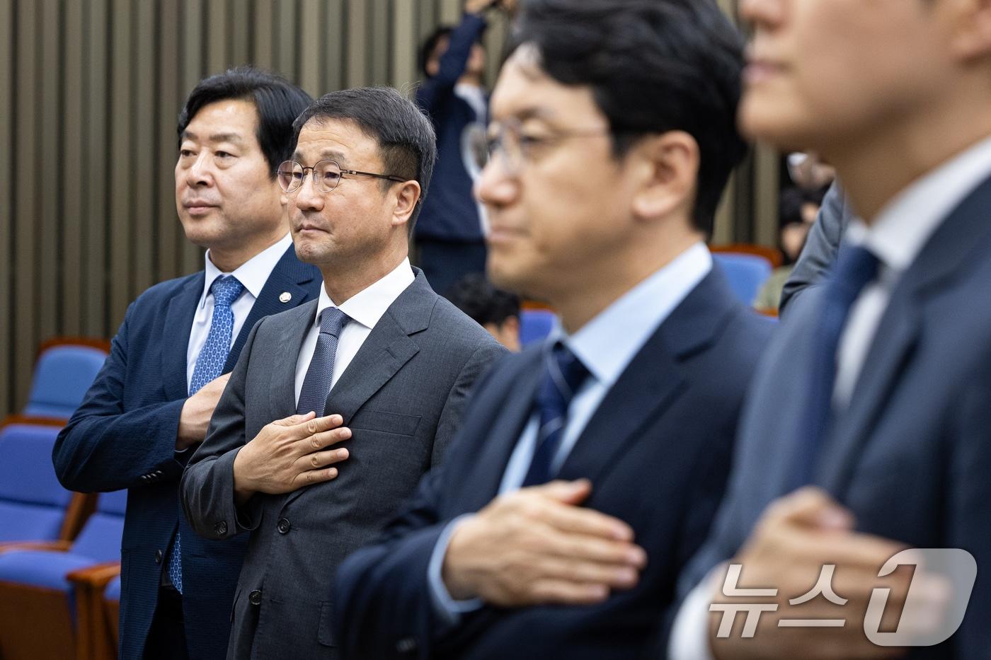 본문 이미지 - 한병도 더불어민주당 당대표 직무대행 겸 원내대표를 비롯한 의원들이 20일 서울 여의도 국회에서 열린 의원총회에서 국민의례를 하고 있다. 2026.7.20 ⓒ 뉴스1 유승관 기자