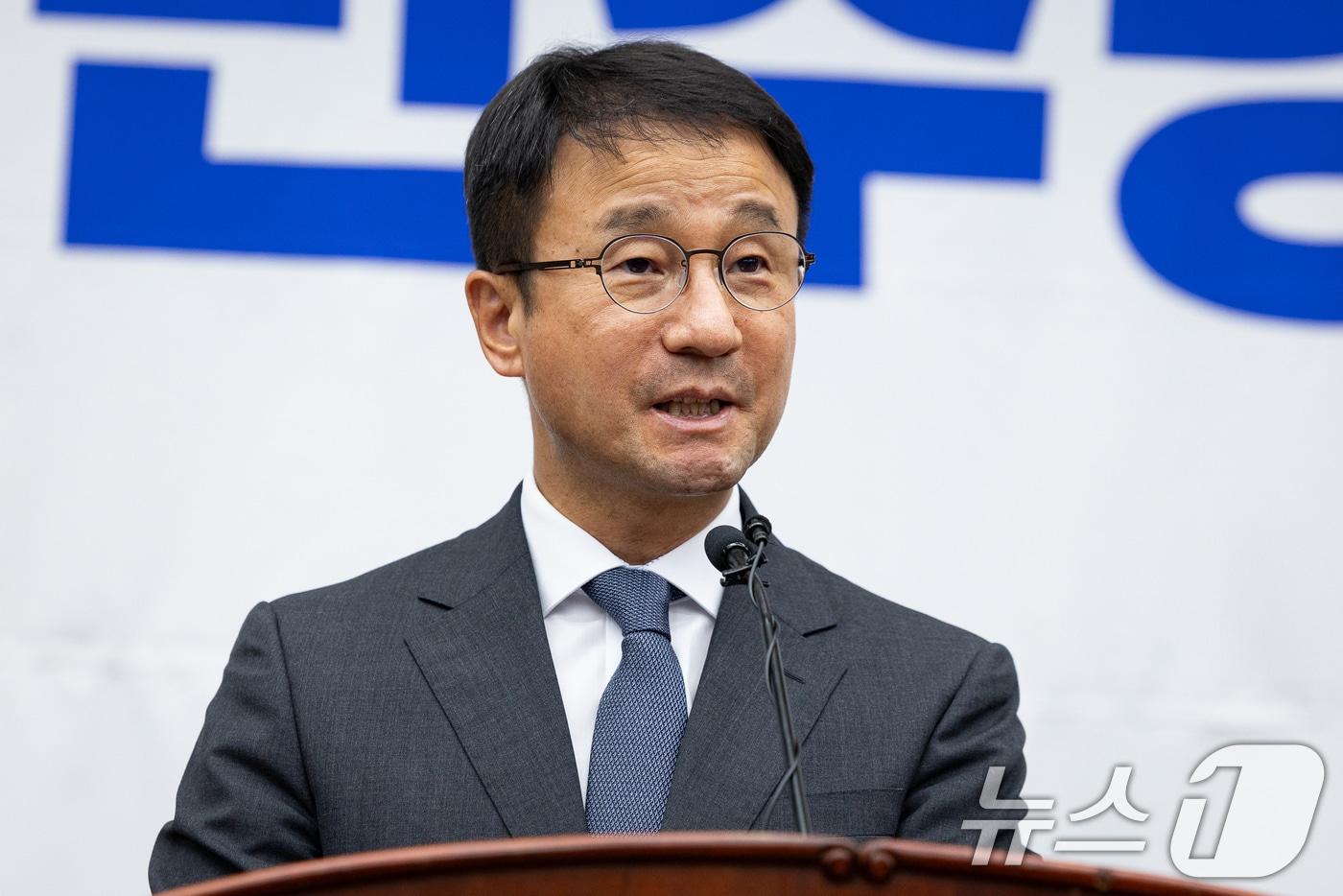 본문 이미지 - 한병도 더불어민주당 당대표 직무대행 겸 원내대표가 20일 서울 여의도 국회에서 열린 의원총회에서 모두 발언을 하고 있다. ⓒ 뉴스1 유승관 기자