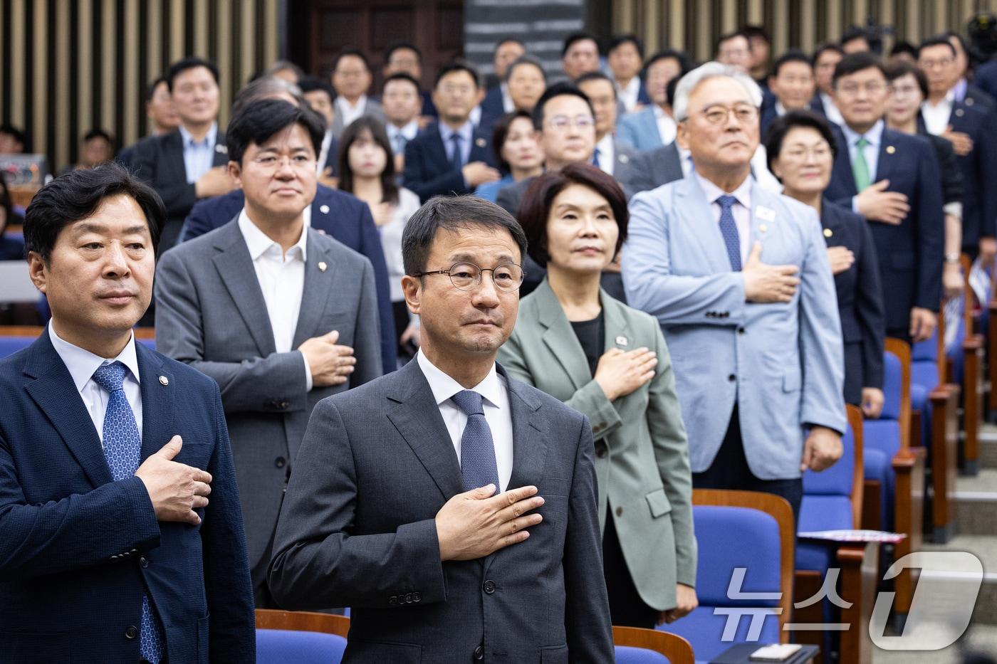 본문 이미지 - 한병도 더불어민주당 당대표 직무대행 겸 원내대표를 비롯한 의원들이 20일 서울 여의도 국회에서 열린 의원총회에서 국민의례를 하고 있다. 2026.7.20 ⓒ 뉴스1 유승관 기자