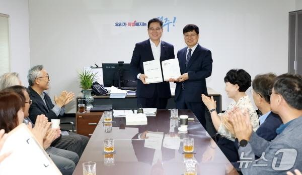 본문 이미지 - 안국찬 전주시장직 인수위원장 20일, 조지훈 전주시장에게 그 동안의 활동을 담은 백서를 전달했다.(전주시 제공, 재판매 및 DB 금지)/뉴스1