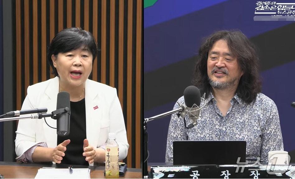 본문 이미지 - 더불어민주당 소속 국회 법사위원장인 서영교 의원이 20일 유튜브 채널 '김어준의 겸손은힘들다 뉴스공장'에 나와 검찰 보완수사권 폐지를 전혀 불안해할 필요 없다는 주장을 펼치고 있는 모습. (유튜브 갈무리) ⓒ 뉴스1