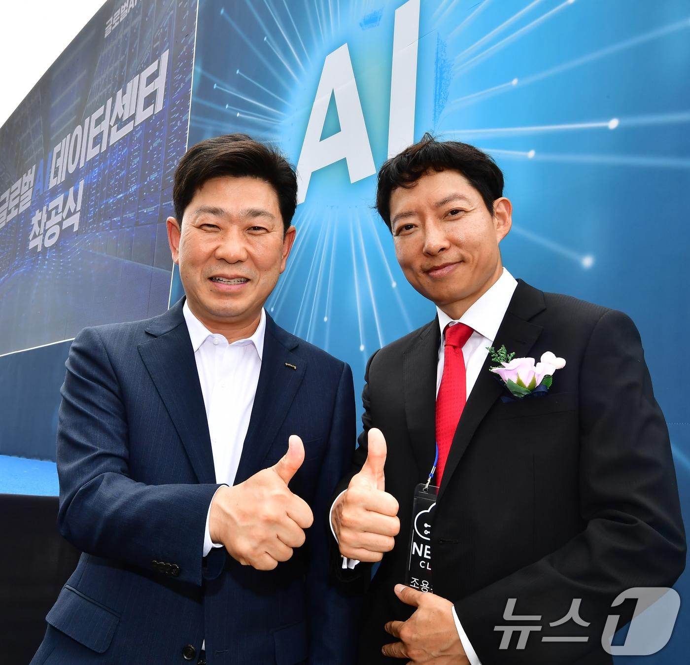 본문 이미지 - 박용선 경북 포항시장과 조용완 네오AI클라우드 대표가 20일 오후 글로벌 AI데이터센터 착공식이 열린 남구 오천읍 광명일반산업단지에서 성공적인 사업 추진을 위해 기념촬영을 하고 있다. 2026.7.20 ⓒ 뉴스1 최창호 기자
