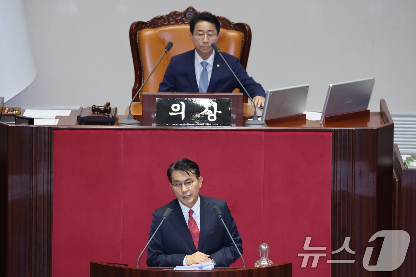 본문 이미지 - 윤상현 국민의힘 의원이 20일 서울 여의도 국회에서 열린 제437회국회(임시회) 제1차 본회의에서 윤석열·김건희에 의한 내란·외환 및 국정농단 행위의 진상규명을 위한 특별검사 임명 등에 관한 법률 일부개정법률안(대안)에 대한 무제한토론(필리버스터)을 하고 있다. 2026.7.20 ⓒ 뉴스1 신웅수 기자