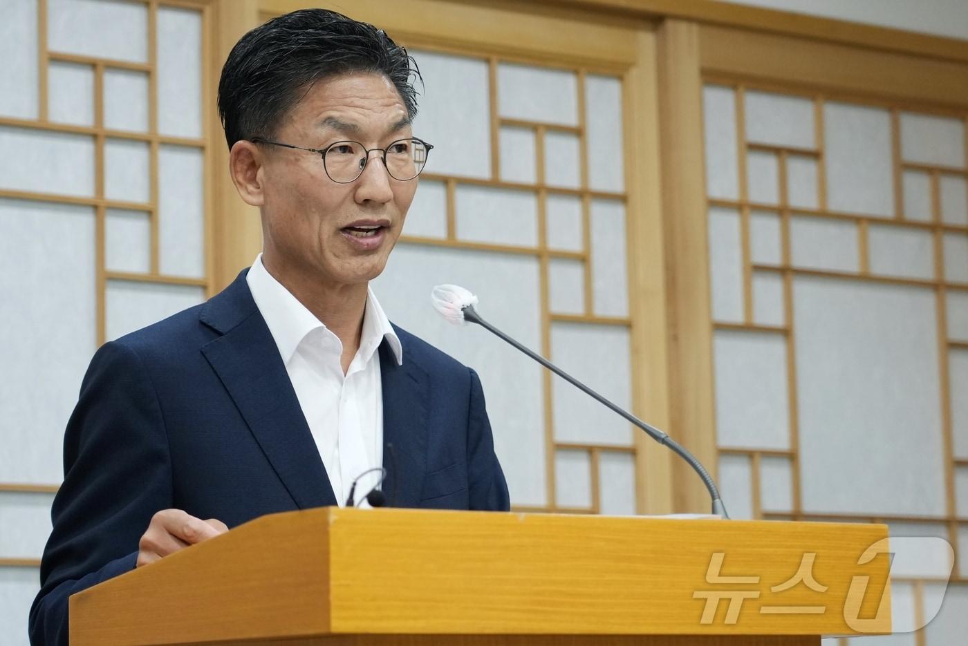 본문 이미지 - 김병삼 경북 영천시장이 20일 기자회견을 하고 있다. (영천시 제공. 재판매 및 DB금지) ⓒ 뉴스1 정우용 기자
