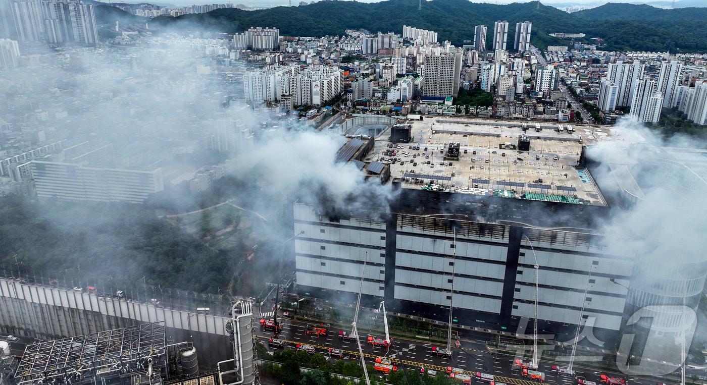 본문 이미지 - 20일 인천 서해구 석남동 쿠팡32물류센터에서 화재가 발생해 소방당국이 진압을 하고 있다. 지난 18일 오전 6시 54분쯤 발생한 화재는 50시간 넘게 꺼지지 않고 있다. 2026.7.20 ⓒ 뉴스1 김진환 기자