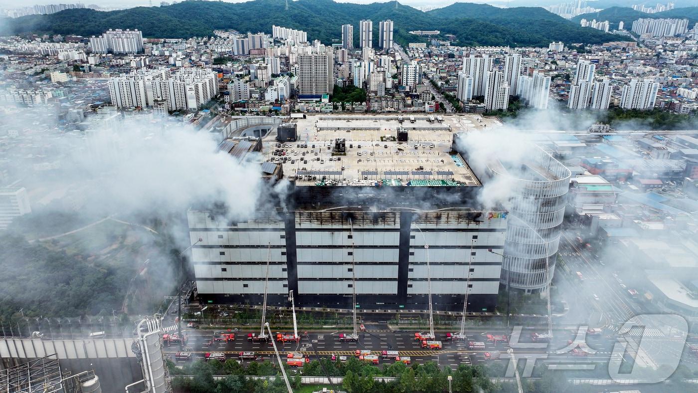 본문 이미지 - 20일 인천 서해구 석남동 쿠팡32물류센터에서 화재가 발생해 소방당국이 진압을 하고 있다. 지난 18일 오전 6시 54분쯤 발생한 화재는 50시간 넘게 꺼지지 않고 있다. 2026.7.20 ⓒ 뉴스1 김진환 기자