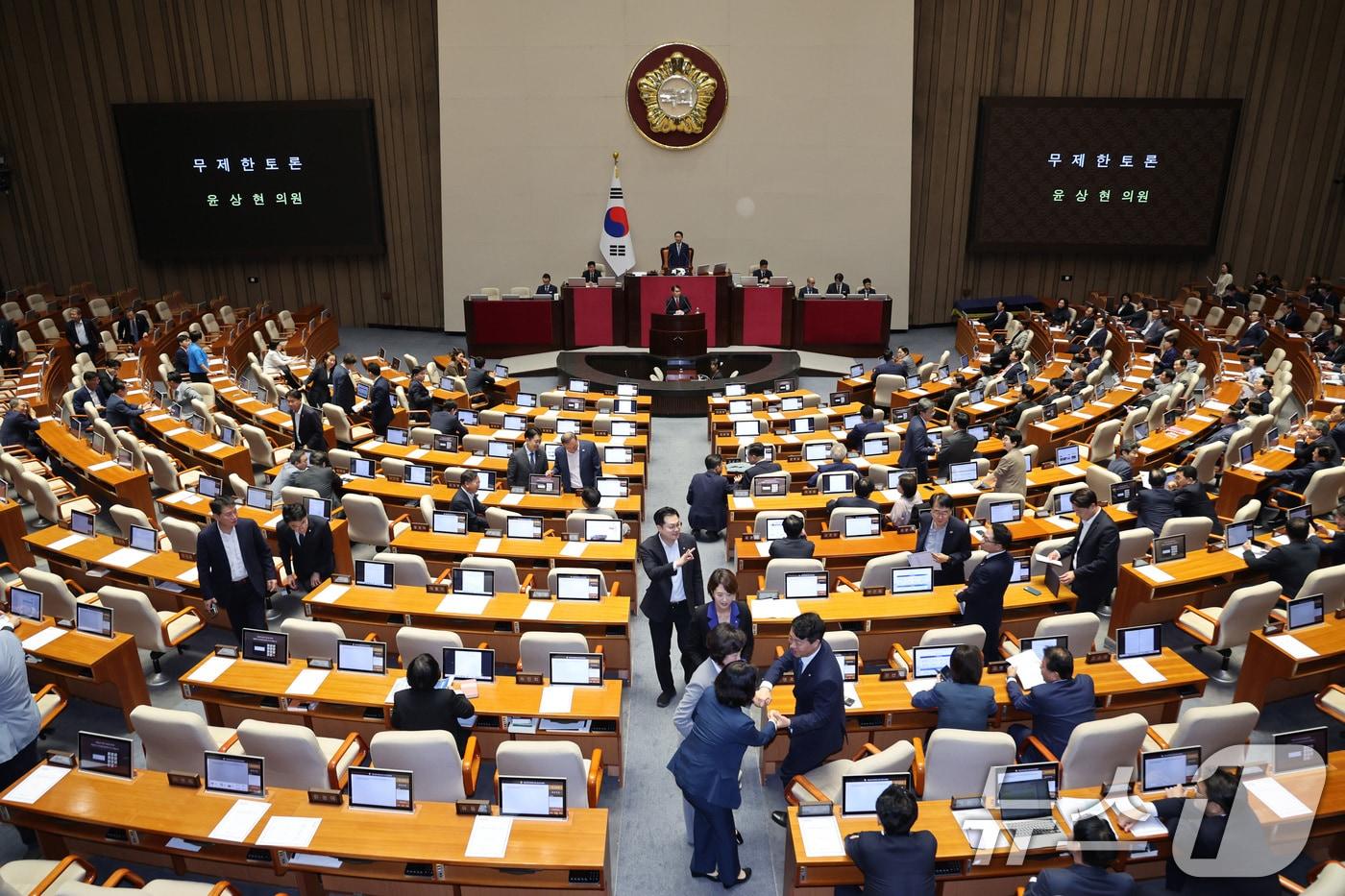 본문 이미지 - 윤상현 국민의힘 의원이 20일 서울 여의도 국회에서 열린 제437회국회(임시회) 제1차 본회의에서 윤석열·김건희에 의한 내란·외환 및 국정농단 행위의 진상규명을 위한 특별검사 임명 등에 관한 법률 일부개정법률안(대안)에 대한 무제한토론(필리버스터)에 돌입하자 더불어민주당 의원들이 퇴장하고 있다. 2026.7.20 ⓒ 뉴스1 신웅수 기자