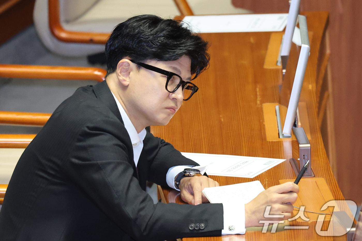 본문 이미지 - 한동훈 무소속 의원이 20일 서울 여의도 국회에서 열린 제437회국회(임시회) 제1차 본회의에 자리하고 잇다. 2026.7.20 ⓒ 뉴스1 신웅수 기자