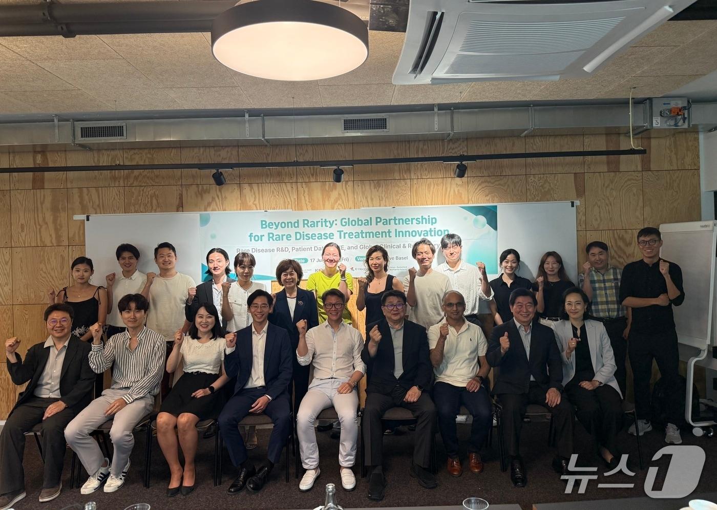 본문 이미지 - 한국보건산업진흥원 K-헬스미래추진단은 지난 17일 스위스 바젤에서 한-스위스 바이오제약 네트워크(KSBPN)와 함께 '희귀함을 넘어: 희귀질환 치료 혁신을 위한 글로벌 파트너십' 워크숍을 개최했다고 20일 밝혔다.(한국보건산업진흥원 K-헬스미래추진단 제공)
