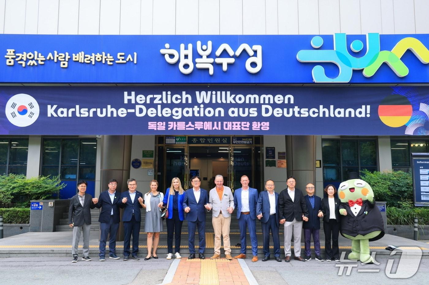 본문 이미지 - 대구 수성구와 독일 카를스루에시 대표단이 기념촬영을 하고 있다.(대구 수성구 제공. 재판매 및 DB금지)