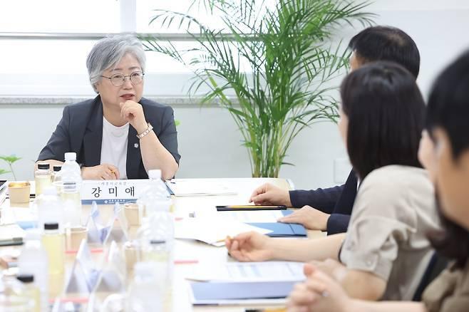 본문 이미지 - 20일 세종고를 찾아 의견을 듣는 강미애 세종교육감.(세종교육청 제공. 재판매 및 DB 금지)