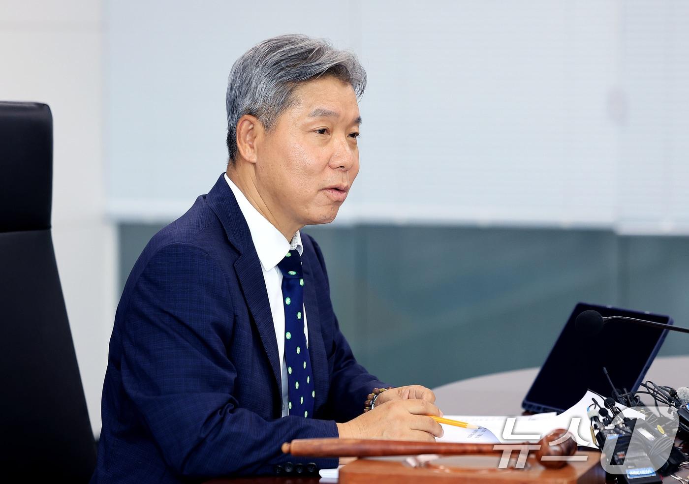 본문 이미지 - 이영진 스포츠공정위원회 위원장이 20일 서울 송파구 올림픽회관에서 열린 배재고 야구부 징계 재심의에서 모두발언을 하고 있다. 2026.7.20 ⓒ 뉴스1 이호윤 기자