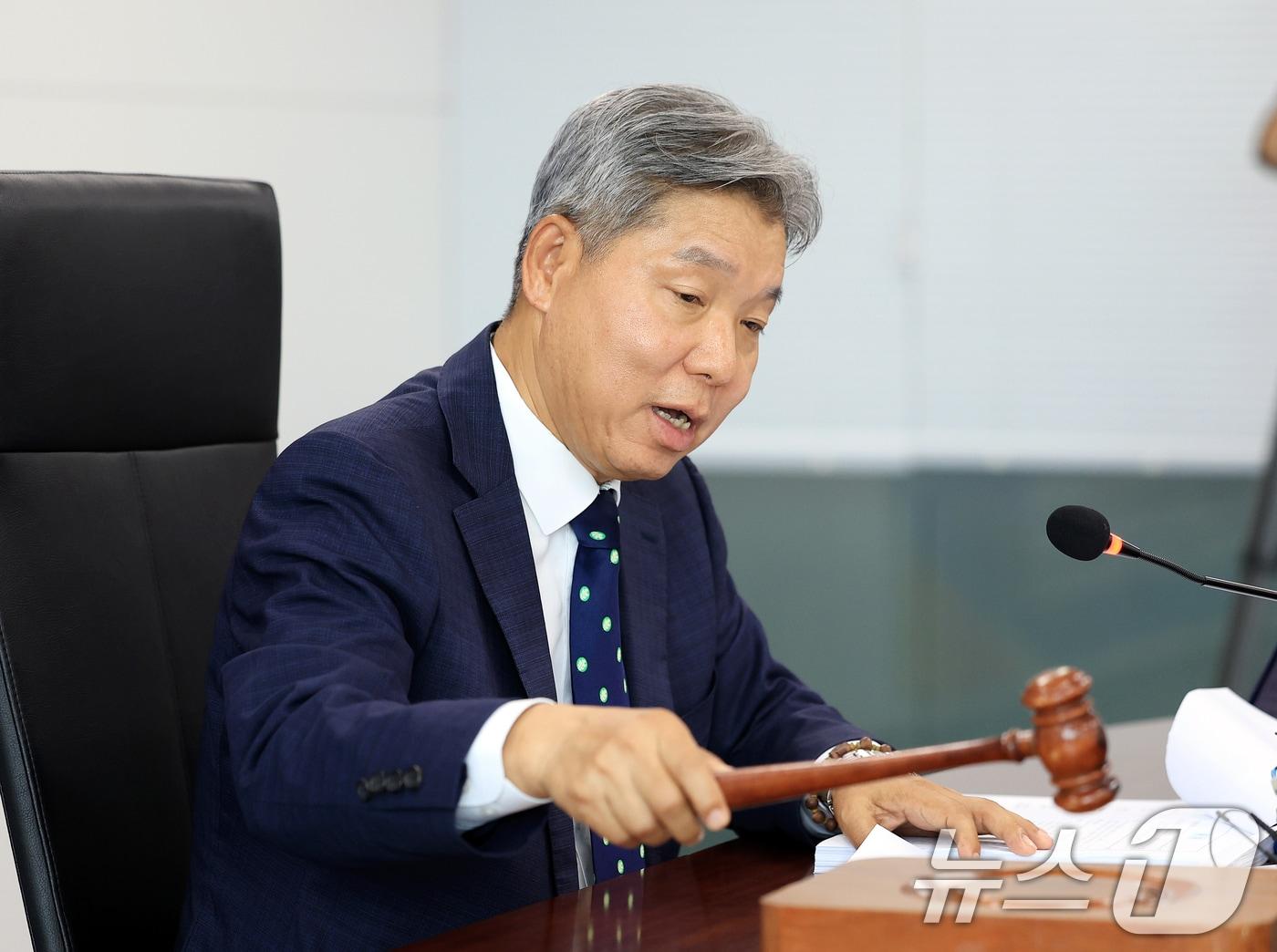 본문 이미지 - 이영진 스포츠공정위원회 위원장이 20일 서울 송파구 올림픽회관에서 열린 배재고 야구부 징계 재심의를 열고 있다. 2026.7.20 ⓒ 뉴스1 이호윤 기자
