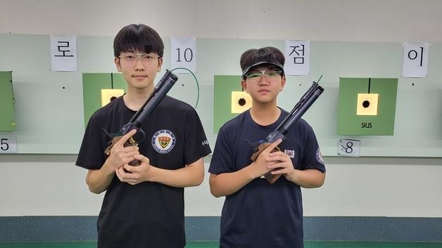 본문 이미지 - 청주 복대중학교 사격부 김태율(왼쪽)과 송시후.(청주교육지원청 제공. 재판매 및 DB금지)