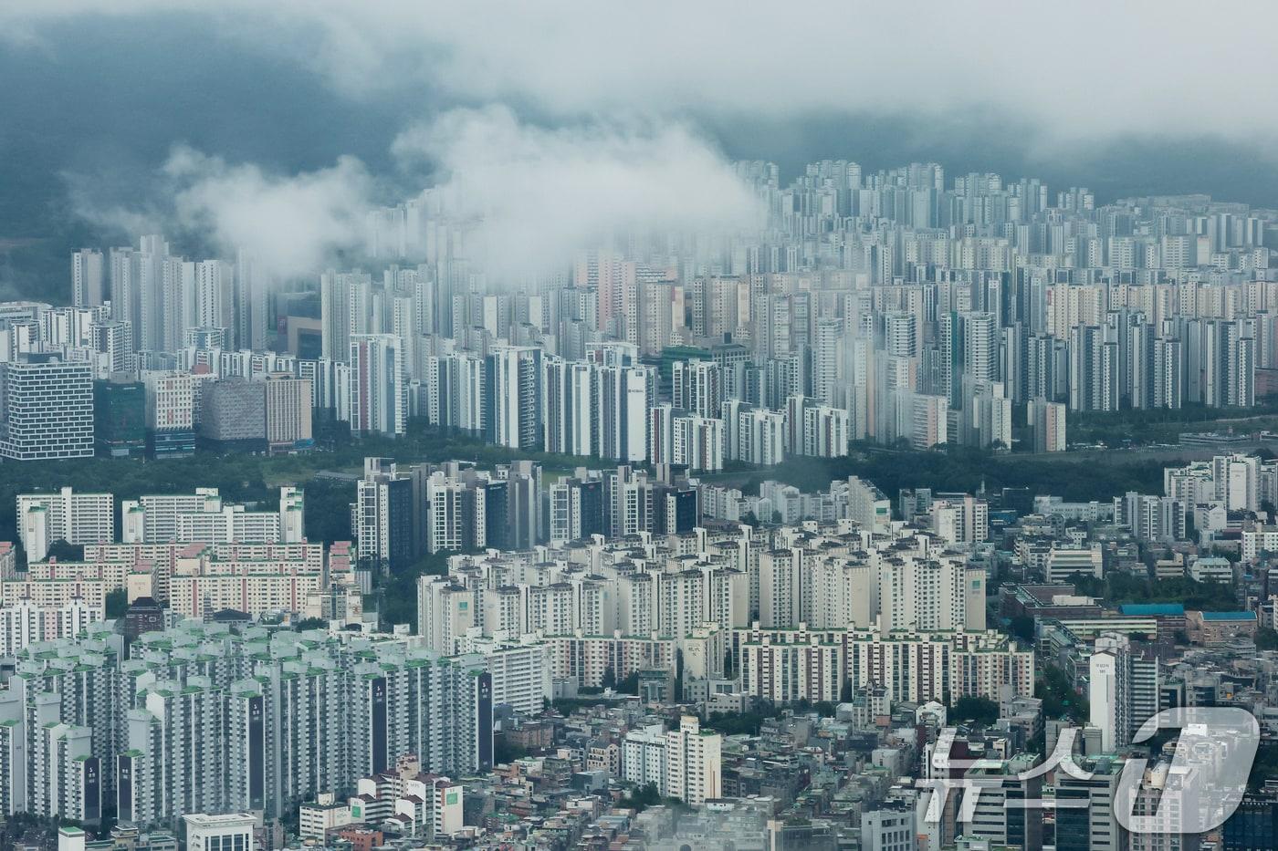 본문 이미지 - 서울 송파구 잠실 롯데월드타워 서울스카이에서 바라본 서울 아파트 전경. (자료사진) ⓒ 뉴스1 권현진 기자