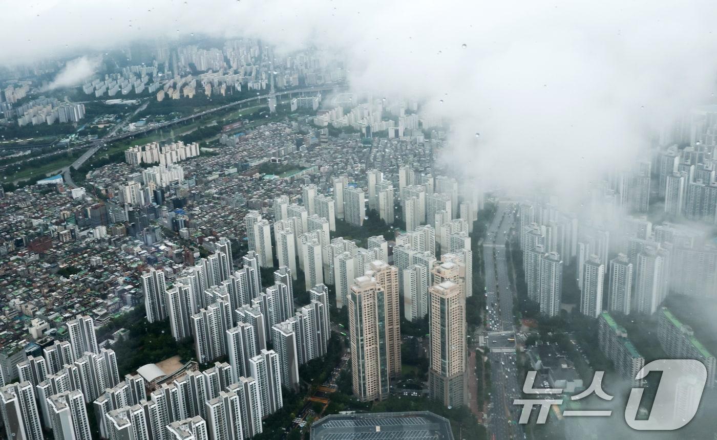 본문 이미지 -  20일 서울 송파구 잠실 롯데월드타워 서울스카이에서 바라본 서울 아파트 전경. 2026.7.20 ⓒ 뉴스1 권현진 기자