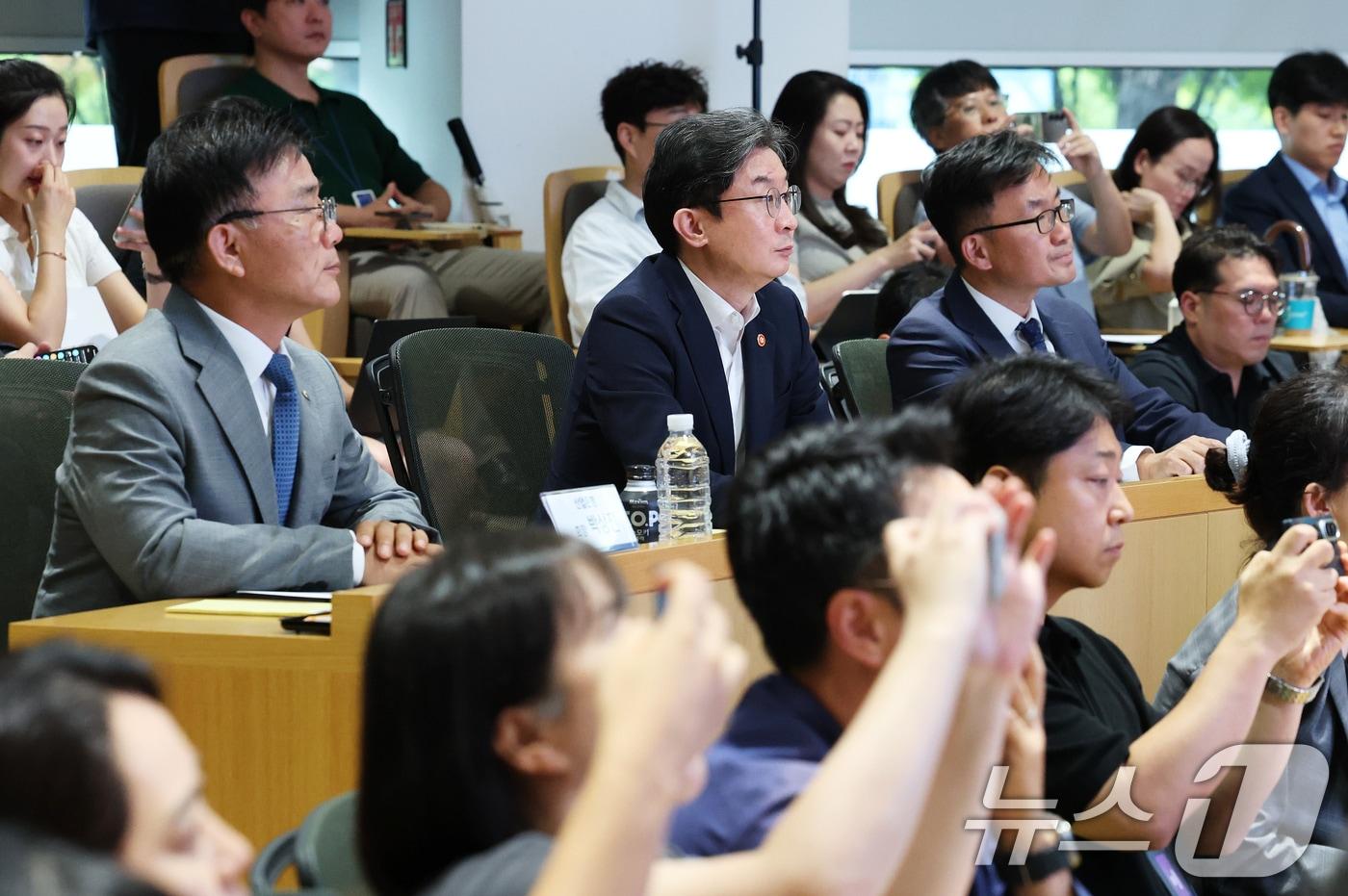 본문 이미지 - 이억원 금융위원장과 박상진 산업은행 회장이 20일 오후 서울 영등포구 산업은행 IR센터에서 열린 국민성장펀드 초장기기술투자펀드 출자사업 공청회에서 패널 발표를 경청하고 있다.  2026.7.20 ⓒ 뉴스1 오대일 기자