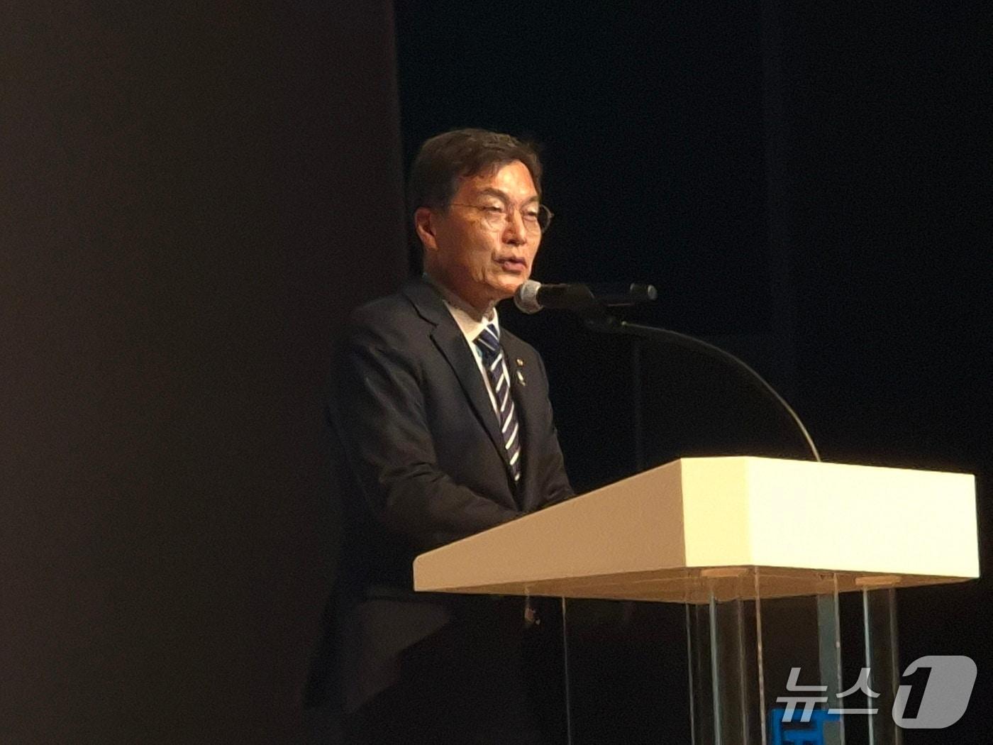 본문 이미지 - 김중남 강원 강릉시장이 20일 오후 강릉아트센터 사임당홀에서 열린 강릉시장직 인수위원회 시민보고회에서 격려사를 하고 있다. 2026.7.20/뉴스1 윤왕근 기자