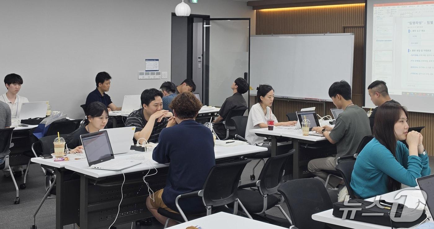 본문 이미지 - 인공지능 활용 확산 워크숍에 참석한 인공지능 활용 리더들이 맞춤형 인공지능 도구를 제작하고 있다. (동서발전 제공. 재판매 및 DB 금지) /뉴스1