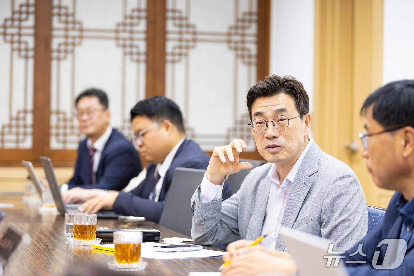본문 이미지 - 최원용 경기 평택시장이 20일 출입기자단과 가진 인터뷰에서 주요 시정 구상을 설명하고 있다.( 평택시 제공)