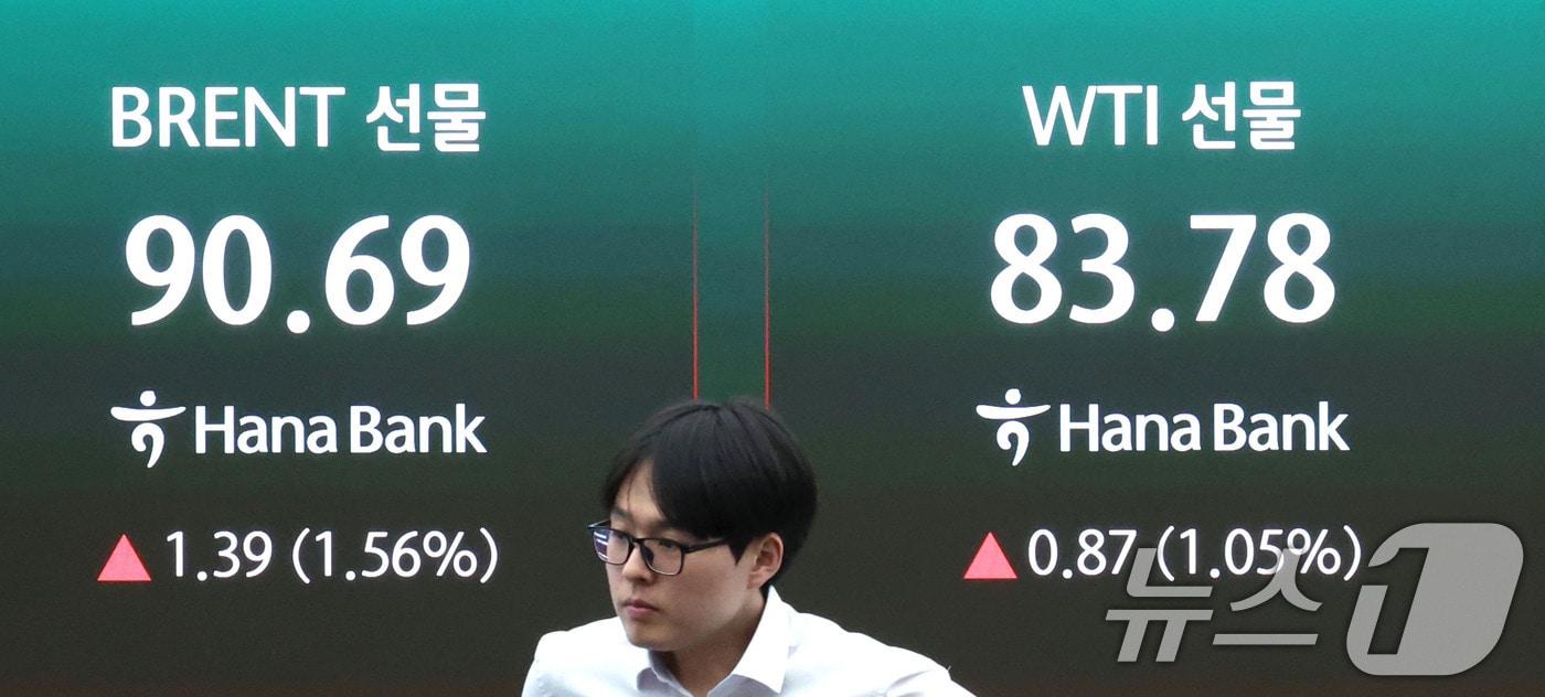 본문 이미지 - 20일 서울 중구 하나은행 딜링룸 전광판에 브렌트유(BRENT), 서부텍사스산원유(WTI) 선물 가격이 표시되고 있다. (한국시간 오후 4시 기준) 2026.7.20 ⓒ 뉴스1 이종수 기자