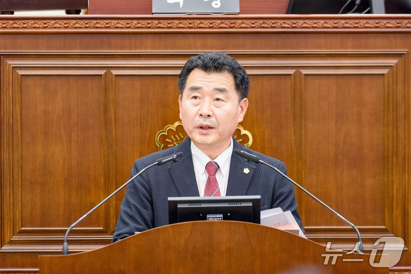 본문 이미지 - 김홍수 강원 강릉시의회 운영위원장이 20일 열린 제331회 임시회 제1차 본회의에서 '2026 강릉 ITS 세계총회 대통령 참석 요청 건의안'을 설명하고 있다.(강릉시의회 제공, 재판매 및 DB 금지) 2026.7.20/뉴스1
