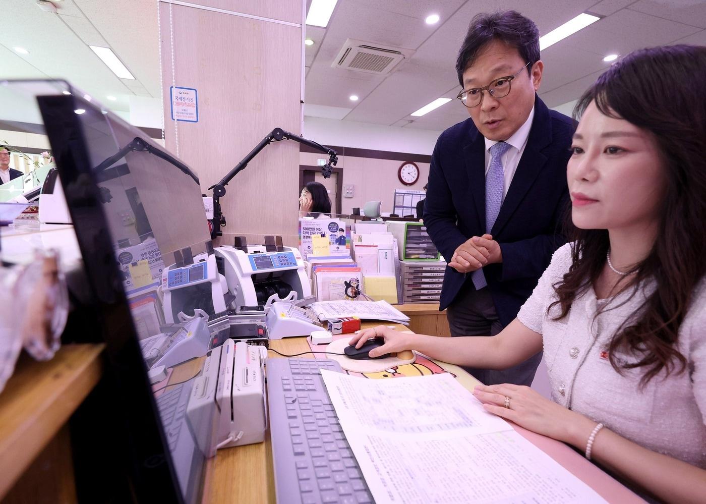 본문 이미지 - 우정사업본부는 박인환 우정사업본부장이 20일 오후 은행대리업 시범운영 관서 '청양우체국'을 찾아 현장을 점검하고 직원들을 격려했다고 밝혔다.(우정사업본부 제공)