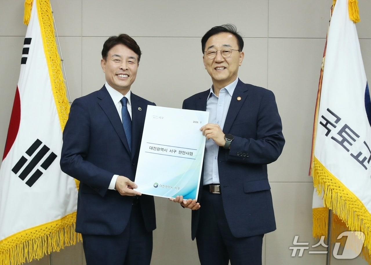 본문 이미지 - 전문학 서구청장이 김윤덕 국토부장관과 만나 도시 정비 현안 지원을 요청했다.(서구 제공. 재판매 및 DB금지)/뉴스1