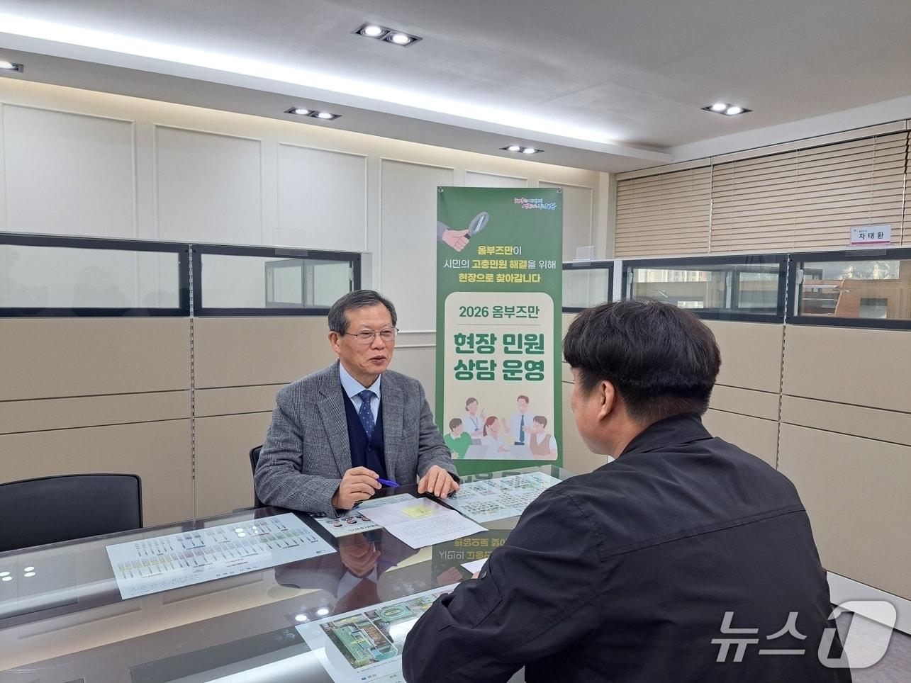 본문 이미지 - 경기 의왕시 옴부즈만과 납세자보호관이 현장 상담을 진행하고 있다. (의왕시 제공. 재판매 및 DB 금지) 2026.7.20/뉴스1