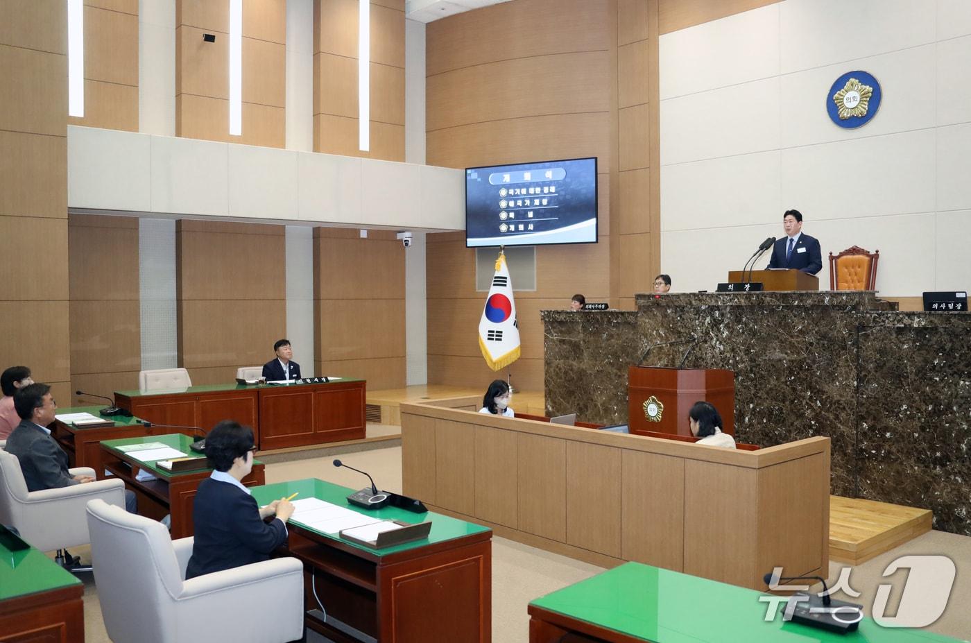 본문 이미지 - 20일 열린 이천시의회 제263회 임시회 제1차 본회의 모습.(시의회 제공)