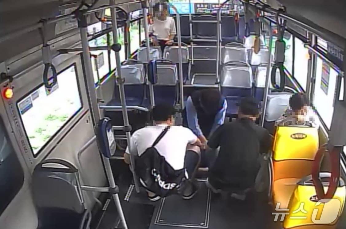 본문 이미지 - 지난 17일 오전 7시 21분쯤 부산 사상구 냉정고개를 지나던 삼진여객 59번 버스에서 한 승객이 의식을 잃고 쓰러져 신재욱 기사가 심폐소생술을 하고 있는 모습. (부산버스운송사업조합 제공. 재판매 및 DB금지)