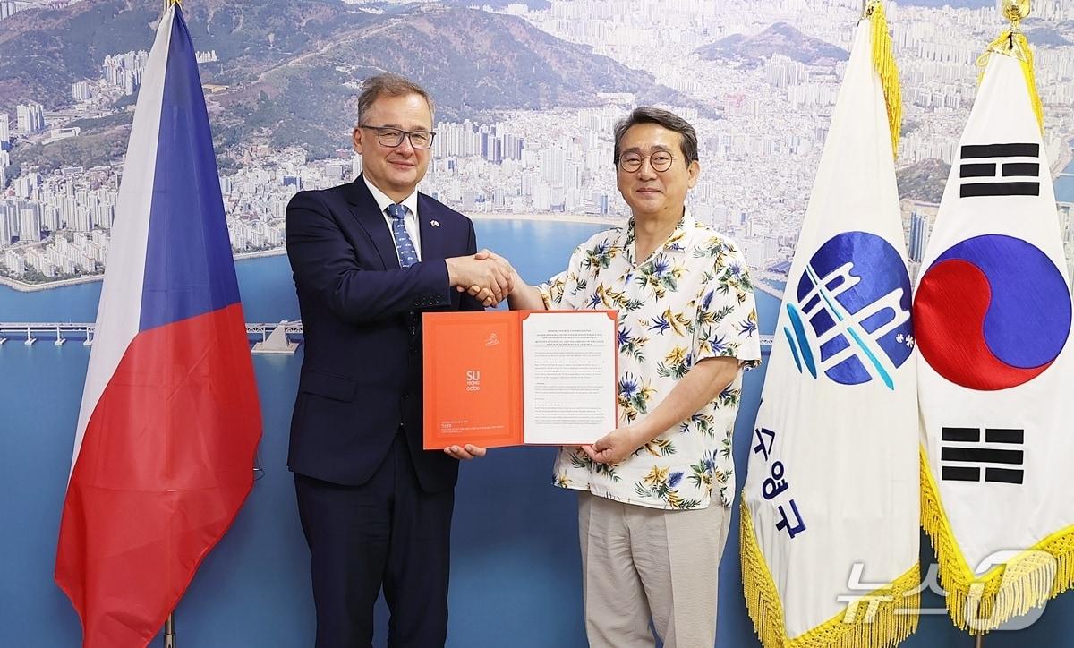 본문 이미지 - 부산 수영구는 20일 구청장실에서 이반 얀차렉 주한 체코공화국 대사와 수영구 내 하벨 벤치 설치 및 양국 문화교류 증진을 위한 업무협약(MOU)을 체결했다. (수영구 제공. 재판매 및 DB금지)